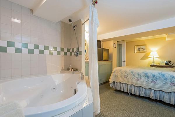 Kingsley House Bed & Breakfast - Full Home Fennville Екстериор снимка